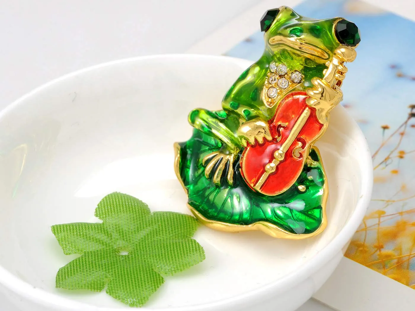 Alilang Golden Tone Emerald Green Colored Rhinestones Frog Toad Violin Leaf Brooch Pin